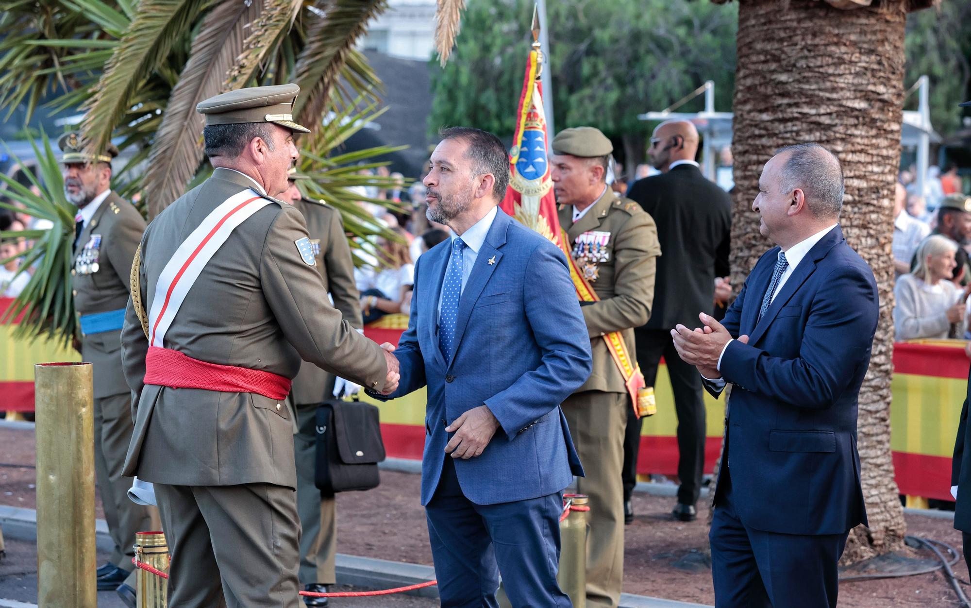 Arriado de la bandera nacional y exposición de material del Ejército