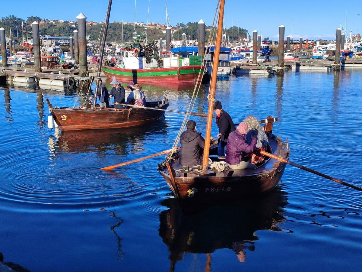 Los Reyes Magos llegan a Bueu por mar antes de la cabalgata de esta tarde