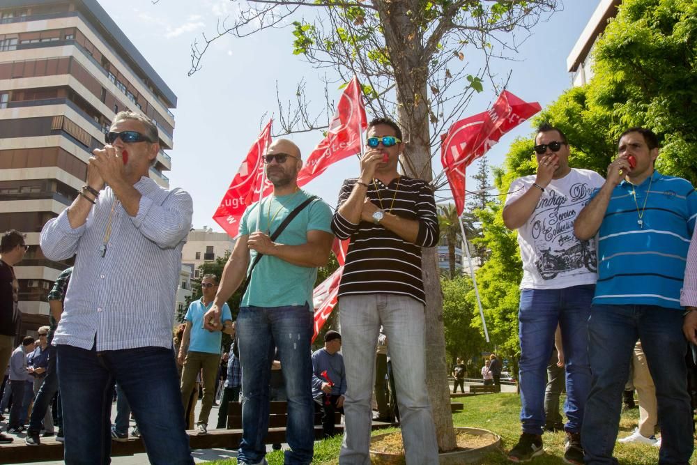 Atascos en Alicante por la huelga de taxis