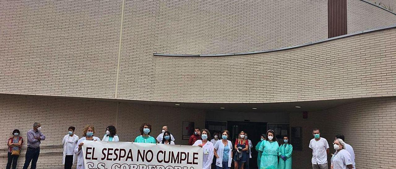 Parte de los trabajadores del centro de salud de La Corredoria, durante la protesta ante el ambulatorio el pasado 26 de junio.