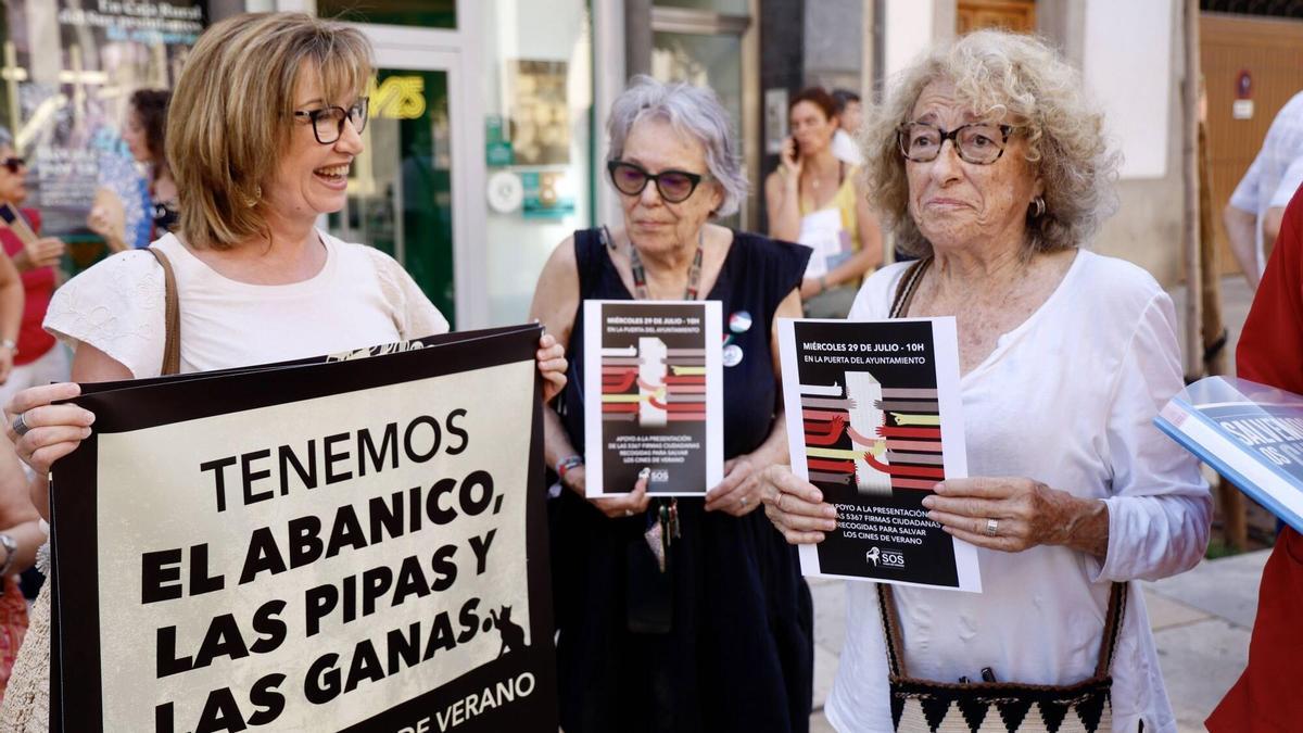 Miembros de la coordinadora en una acción de protesta anterior contra la decisión del Ayuntamiento.