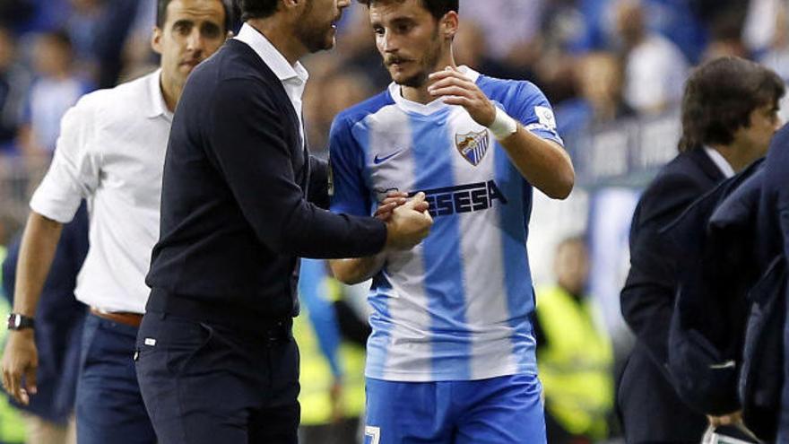 Juankar habla con Víctor Sánchez durante un encuentro del Málaga CF de esta pasada temporada.