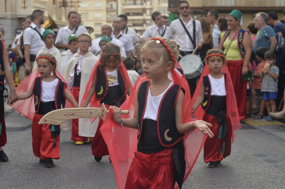 Los Moros y Cristianos reúnen a 350 niños en un desfile por las calles de Elche y la Gestora de Festejos Populares celebra una fiesta infantil en el Paseo de la Estación