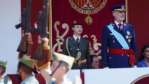 Desfile militar de la Fiesta Nacional en Madrid, presidido por los reyes