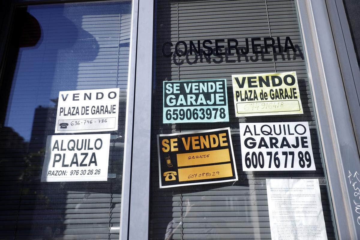 Carteles anunciando la venta de garajes.
