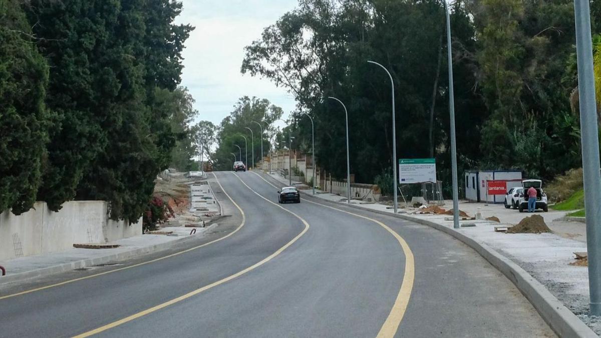 Vehículos transitan por el tramo en obras de la carretera de Istán.