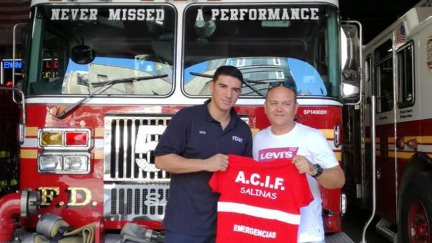 Acif Salinas con los bomberos de Nueva York