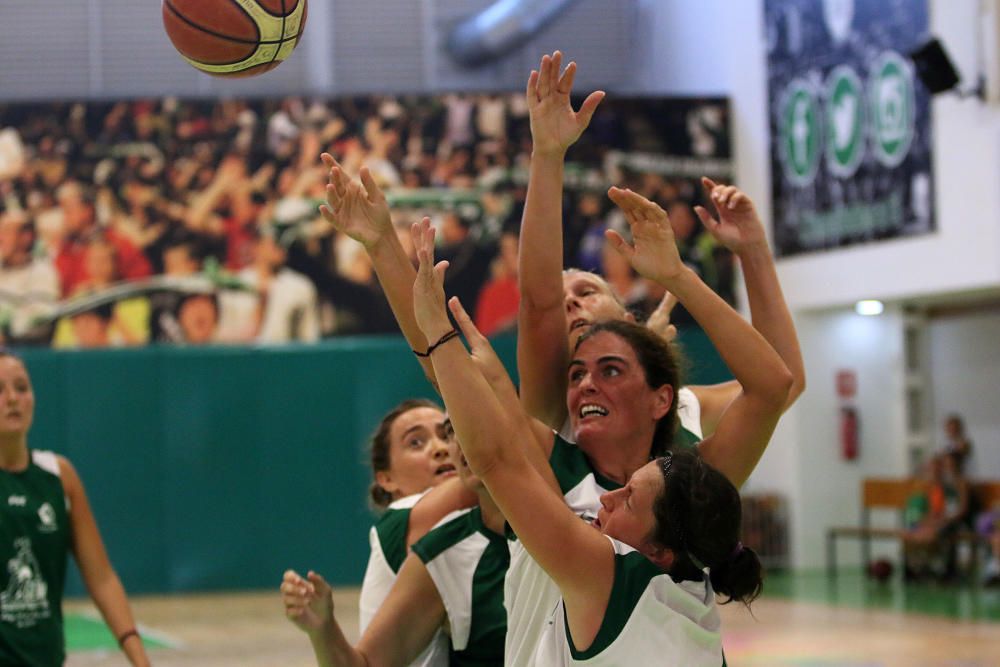 La V edición de la Liga Femenina GEAM arrancó en el Pabellón de Los Guindos de la capital con gran entusiasmo y se prolongará hasta el viernes con más de 200 jugadoras repartidas en 16 equipos