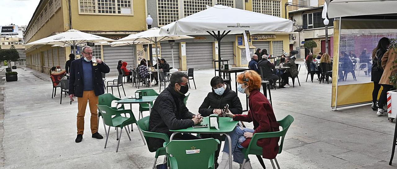 Otra terraza del centro de Elche ampliada en la zona del Mercado Central. | MATÍAS SEGARRA