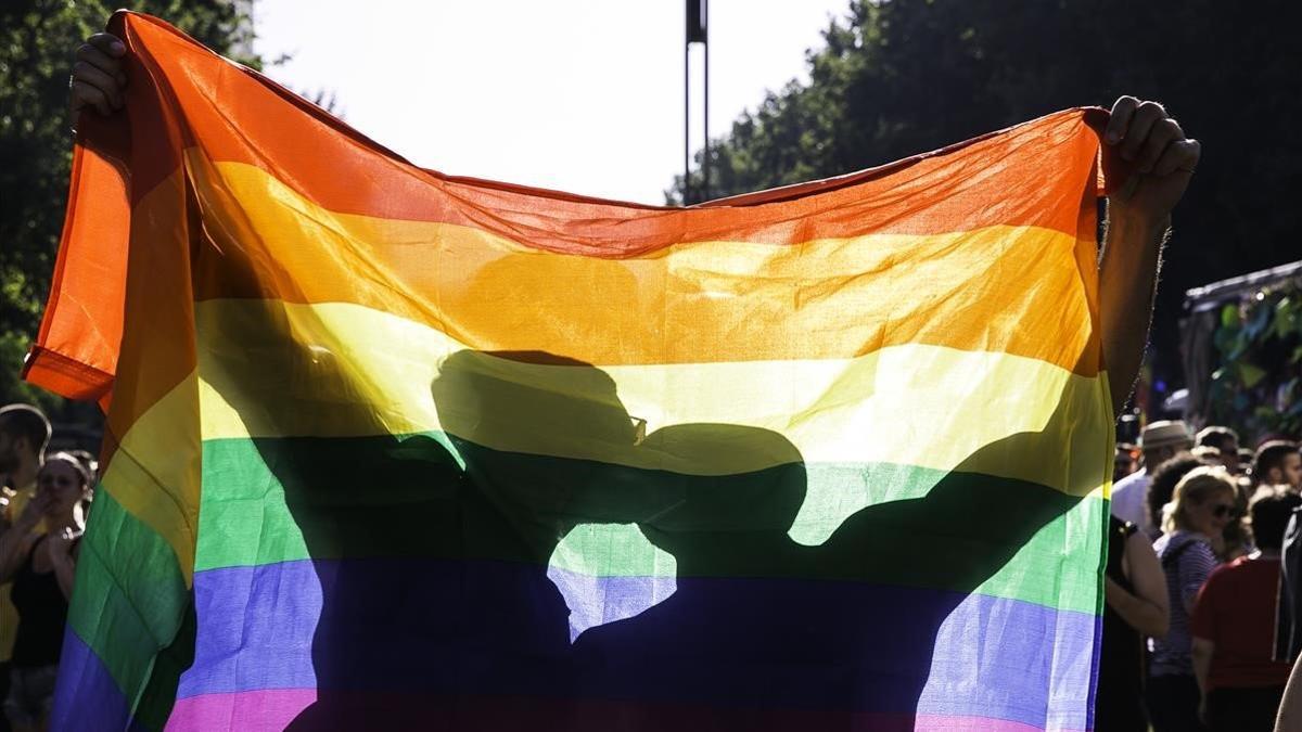 Pareja LGTBI besándose durante la manifestación del Orgullo