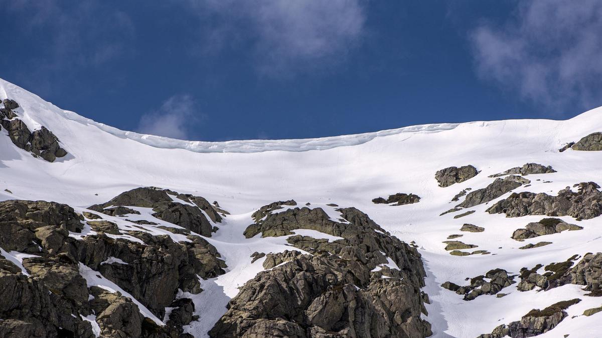 Archivo - Una cornisa en el entorno de la Laguna Grande de Peñalara, a 2 de marzo de 2026, en Madrid (España). De aprobarse la nueva delimitación del Parque Nacional de la Sierra de Guadarrama, su superficie total se incrementaría un 4,71%, hasta alcanzar