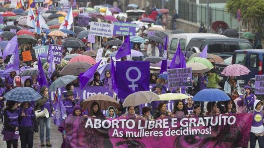 Manifestación en contra de la reforma de la ley del aborto, celebrada en Santiago. / oscar corral