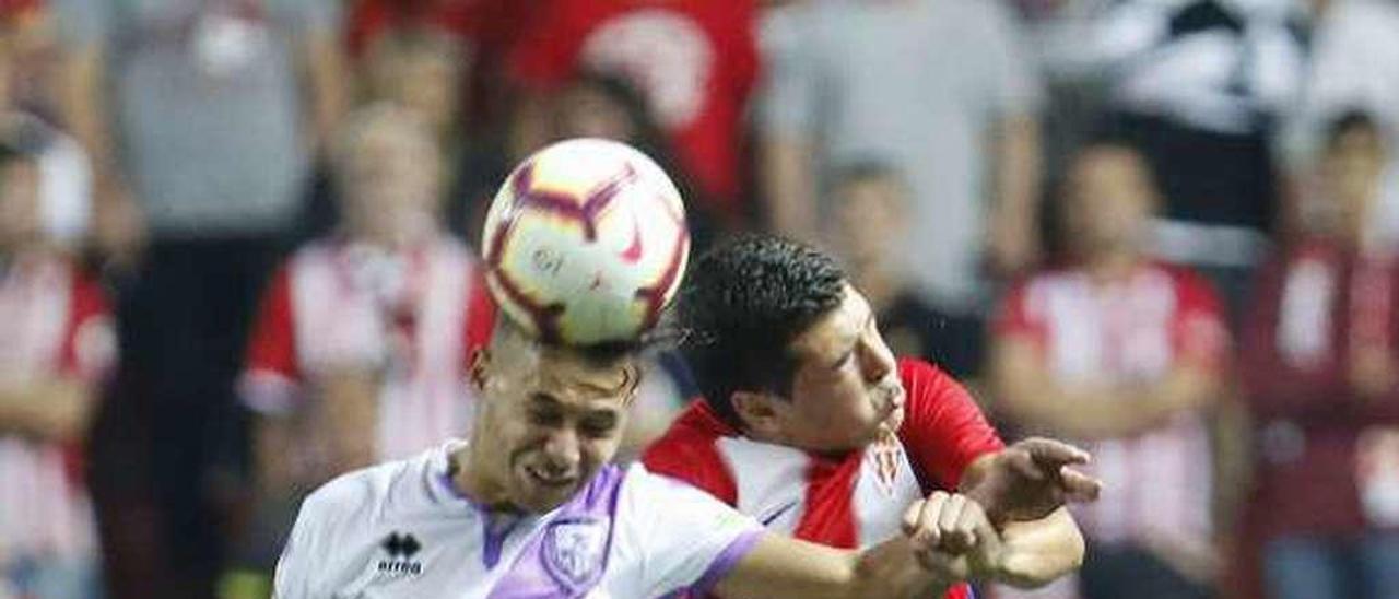 Pelayo Morilla lucha por un balón aéreo con Fran Villalba.