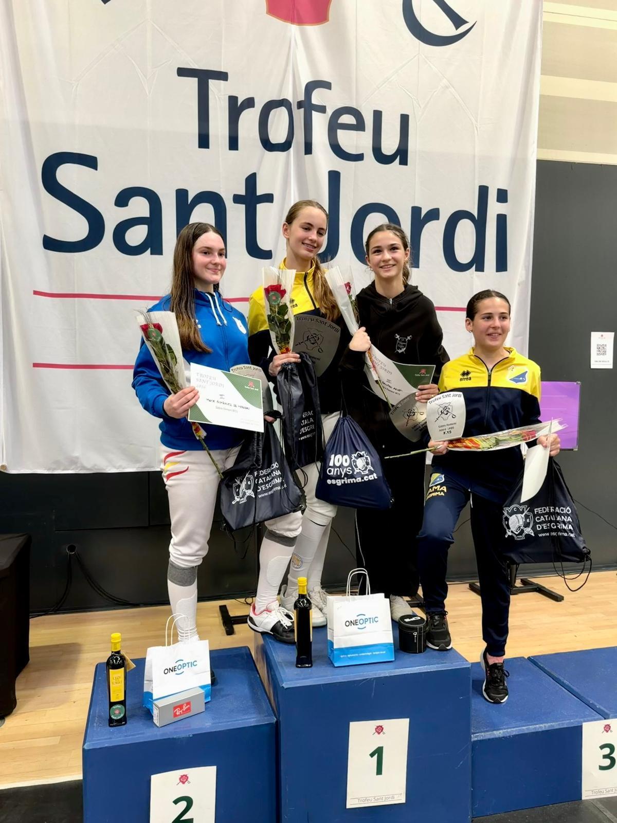 Anna Gallego, del Esgrima Xàtiva, en el podio del Torneo Nacional de sable, en Sant Cugat.