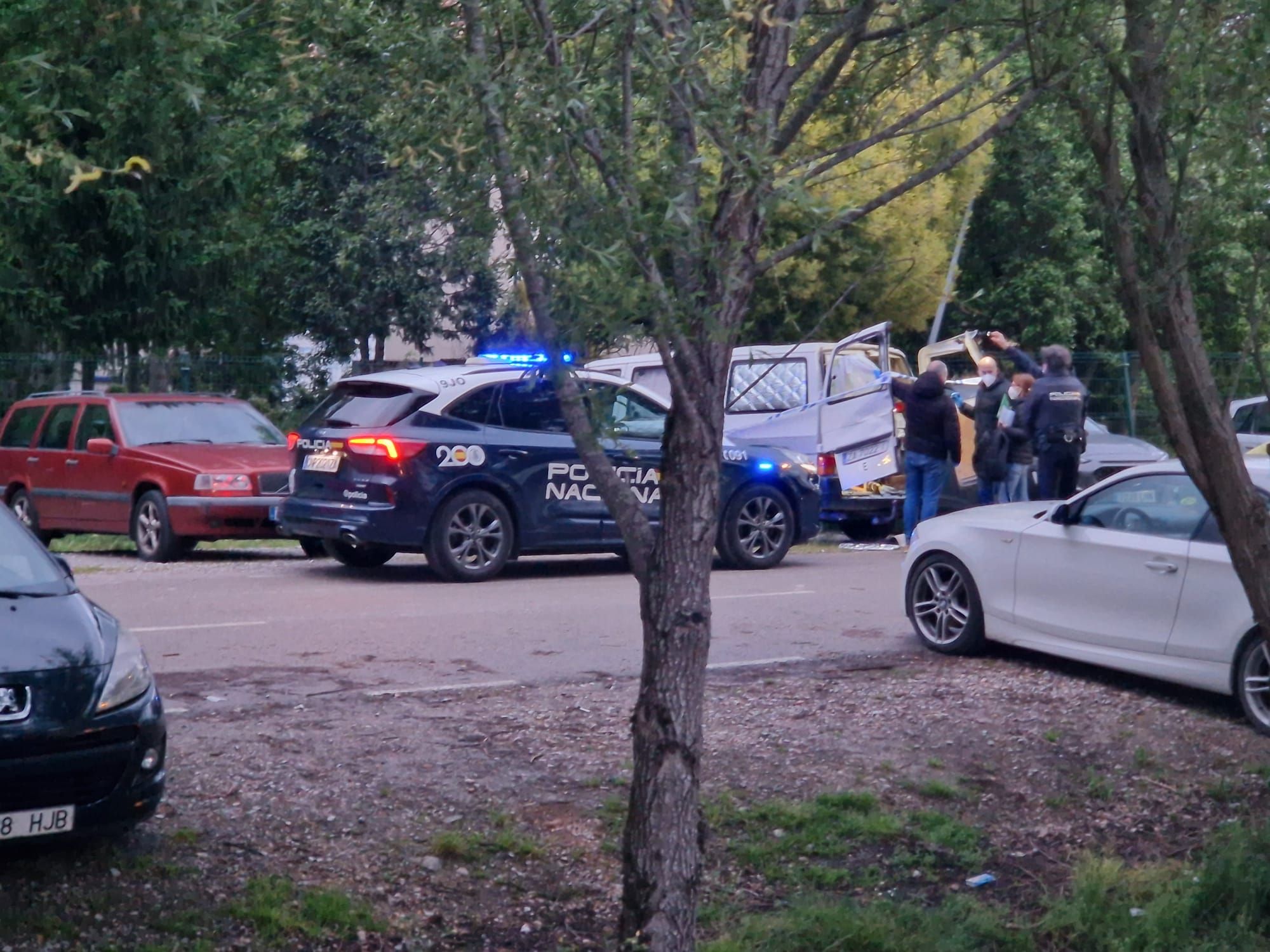 EN IMÁGENES | Aparece un hombre muerto y "momificado" dentro de una furgoneta en un aparcamiento en Oviedo