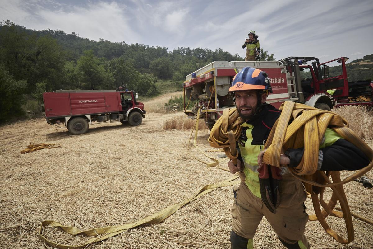 Un bomber d'Euskadi treballa en les labors d'extinció de l'un incendi forestal..