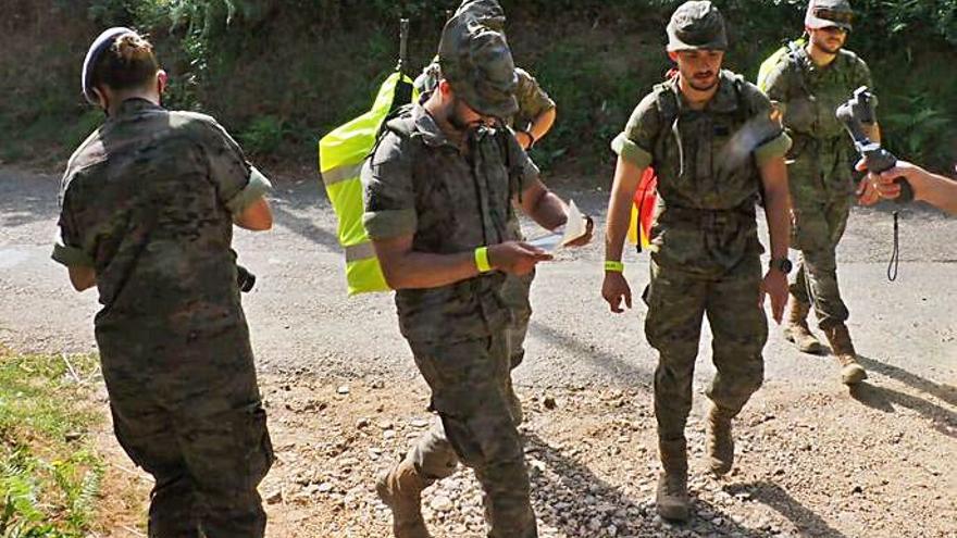 Varios militares repasan sus notas. |  // BRILAT