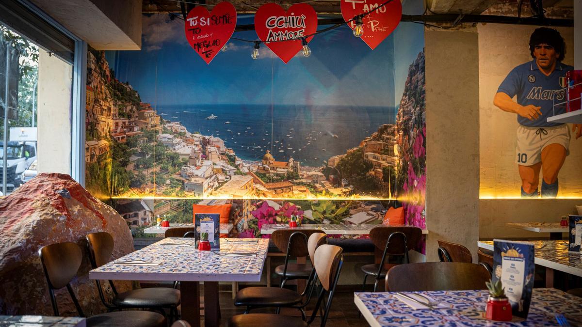 El mural de Maradona (derecha), la foto panorámica de Positano (centro) y el Vesubio de cartón piedra (izquierda) del restaurante Número Diez.