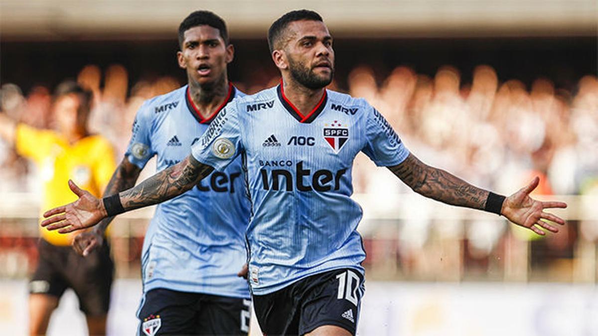 Dani Alves se estrena como goleador en el Sao Paulo con este jugadón marca de la casa