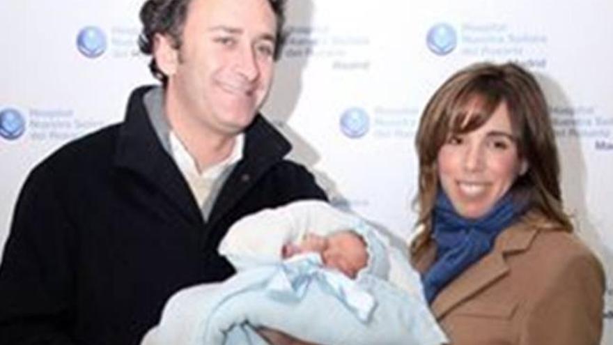 Ana Aznar y Alejandro Agag presentan a su cuarto hijo