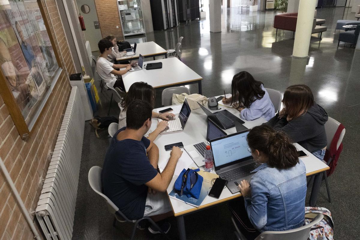 Varios alumnos de la UPV estudiando en una de las zonas comunes, en una fotografía de archivo.