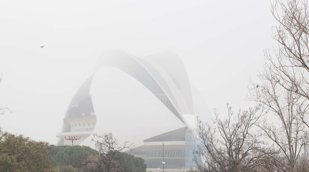 Una intensa niebla cubre Valencia