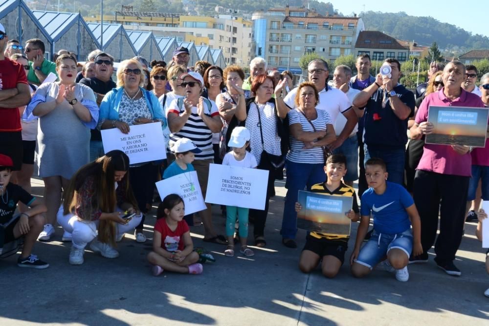 Vecinos de Ons se concentran en el puerto de Bueu para reclamar un acceso libre a la isla