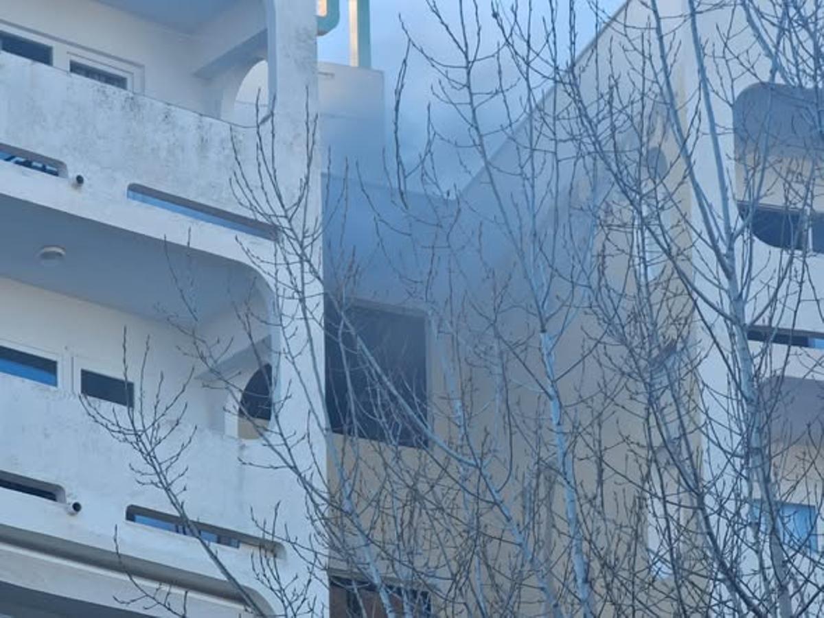 El humo salía por las ventanas del apartamento.