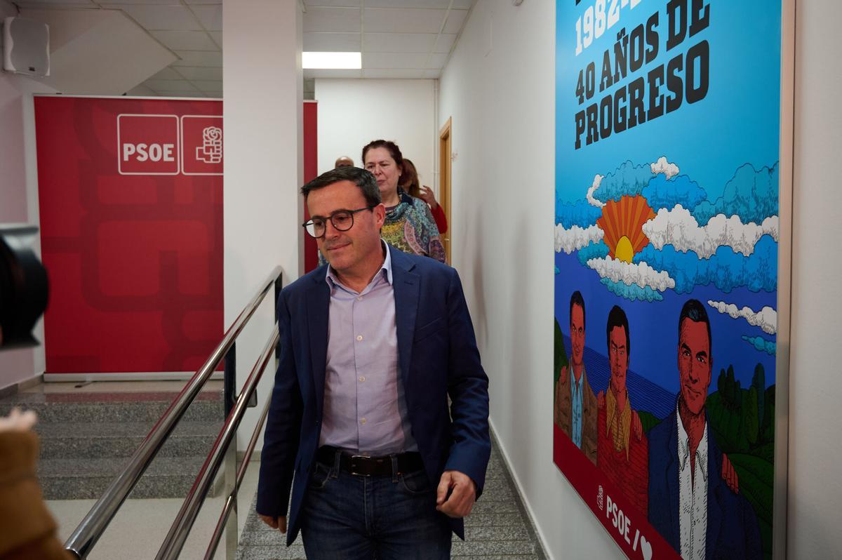 El candidato a la presidencia de Extremadura por el PSOE, Miguel Ángel Gallardo, durante el seguimiento de la noche electoral.