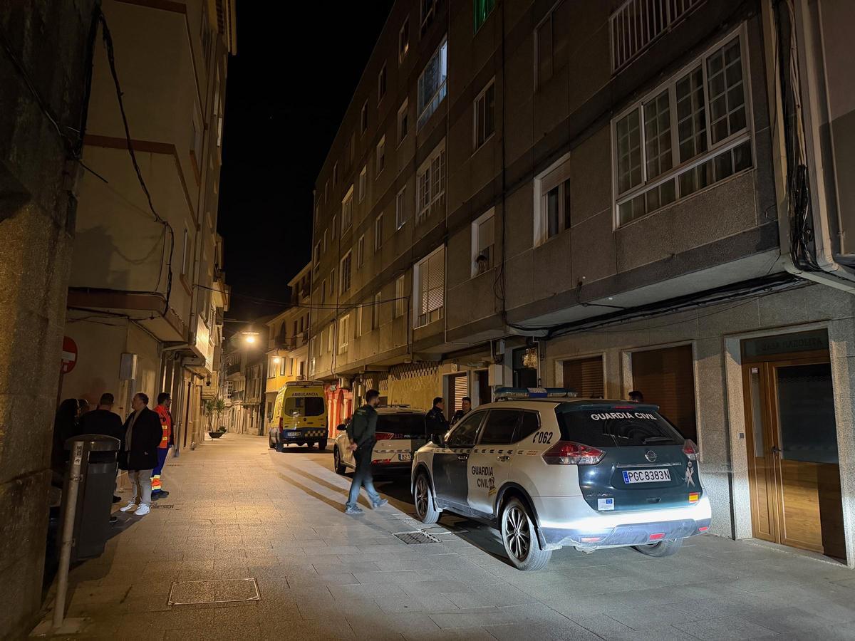Agentes de la Guardia Civil y de la Policía Local de Cangas, atendiendo ayer una llamada de auxilio en O Forte.