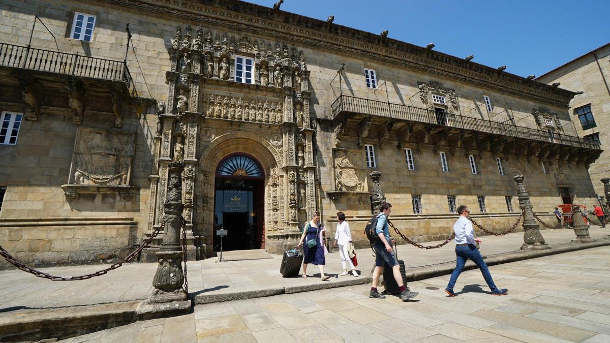 El Hostal dos Reis Católicos está situado en la Praza do Obradoiro, en Santiago de Compostela
