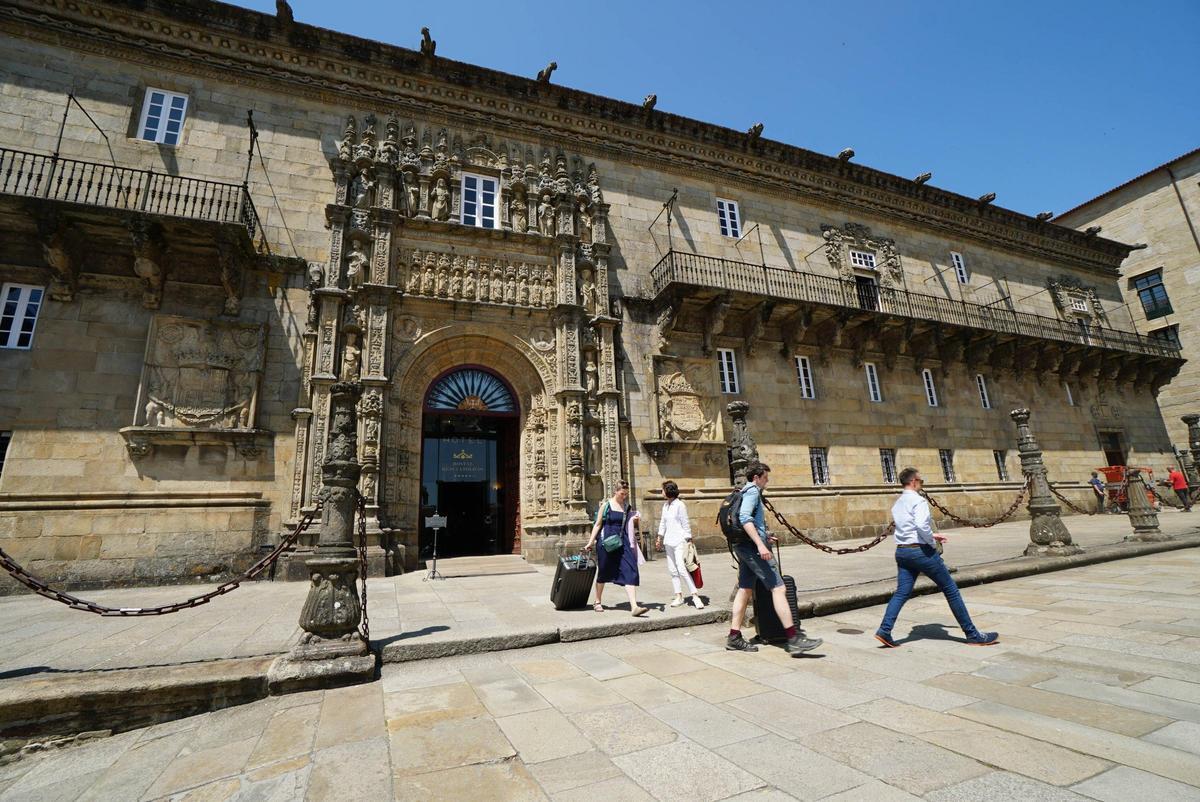 El Hostal dos Reis Católicos está situado en la Praza do Obradoiro, en Santiago de Compostela