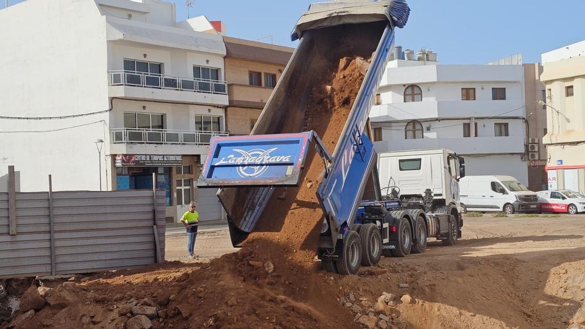 Limpieza del solar insalubre en La Vega, en Arrecife