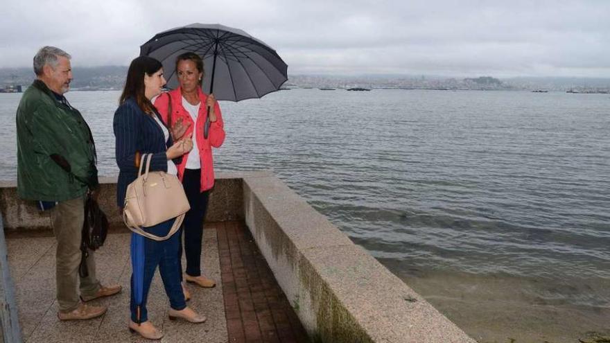 Leticia Santos y Cristina Paz Curbera en su visita al trazado del paseo de Seara. // Gonzalo Núñez