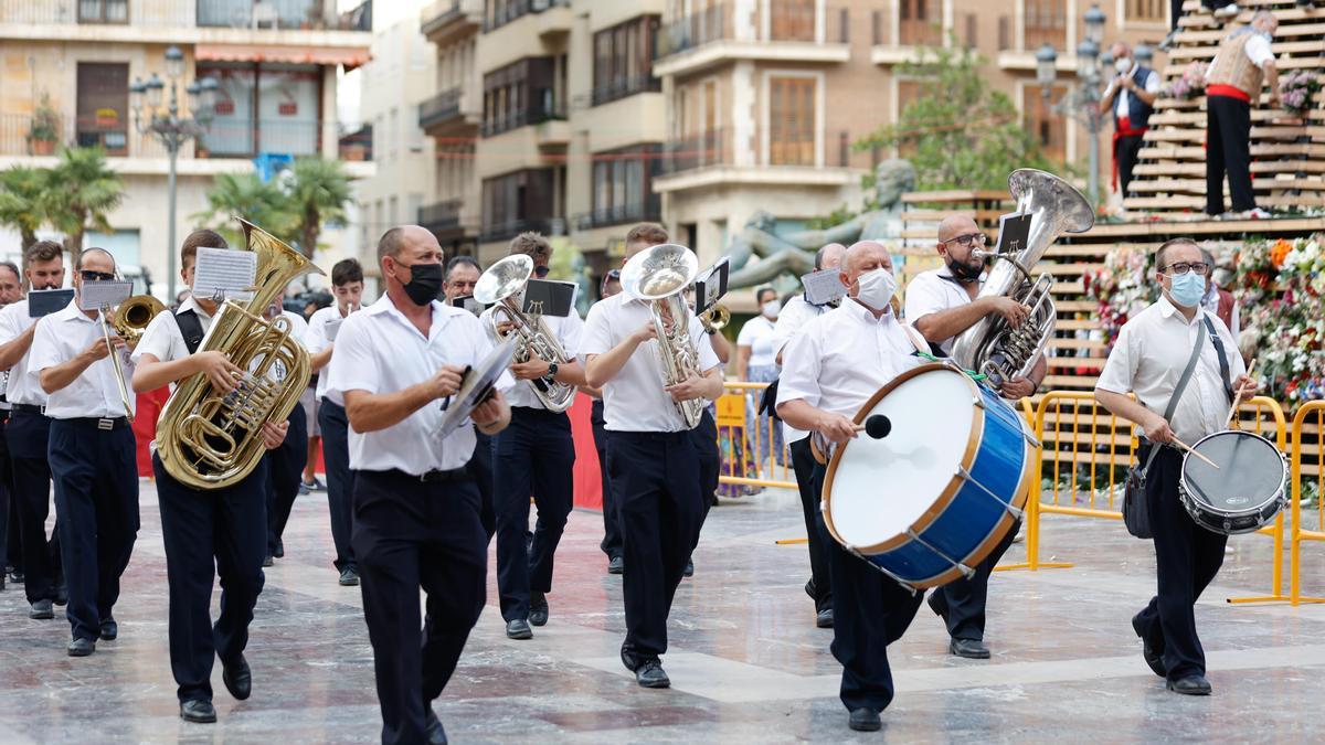 Búscate en el segundo día de Ofrenda por la calle Caballeros (entre las 17.00 y las 18.00 horas)