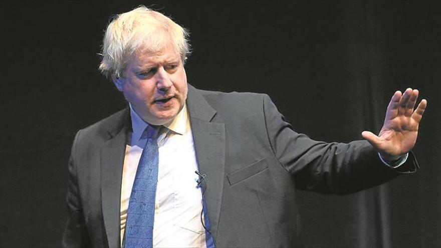 Johnson tacha de «engaño» el ‘brexit’ propuesto por May