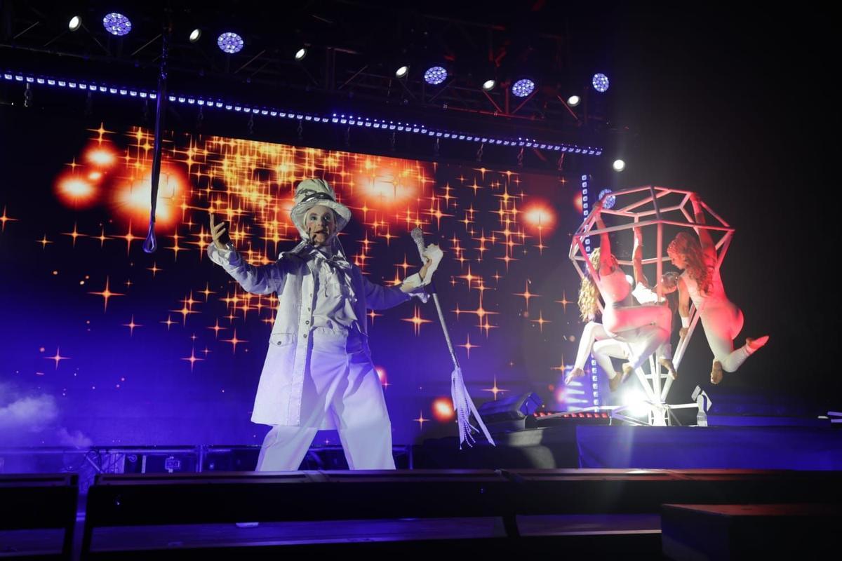 Wer so nah rankam, hatte Glück: Die Lichtshow vor dem feierlichen Anknipsen der Weihnachtsbeleuchtung..