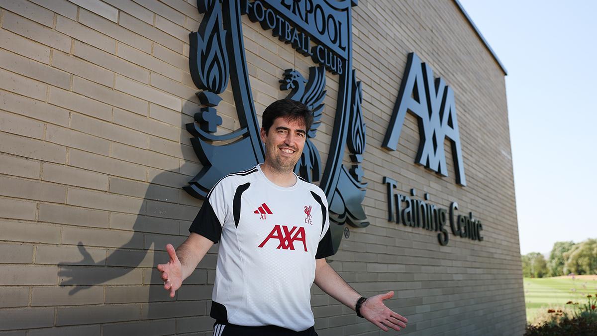 El nuevo entrenador del Liverpool FC, Andoni Iraola, posa durante un photocall en el AXA Training Centre de Liverpoo
