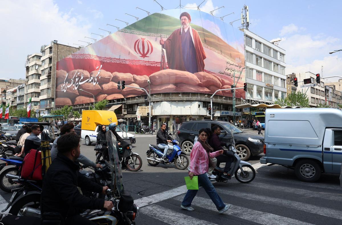 Un poster del líder supremo iraní, Mojtaba Jameneí, en Teherán, este lunes.