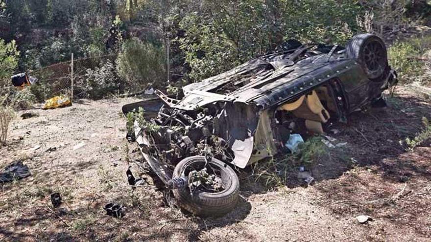 Estado en el que quedó el BMW descapotable tras el trágico accidente que causó tres muertos.