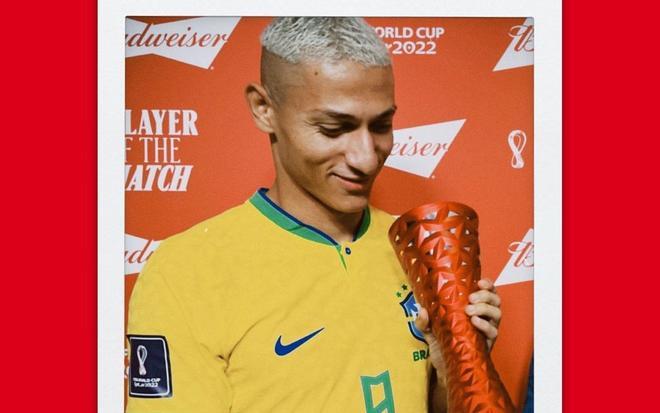 Richarlison, autor del doblete que le dio la victoria a su equipo, siendo uno de ellos candidato a mejor gol del Mundial en el Brasil 2-0 Serbia