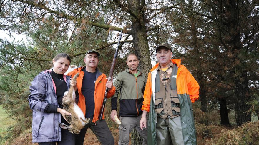 Las comarcas abren la temporada de caza con aceptables capturas en una jornada lluviosa
