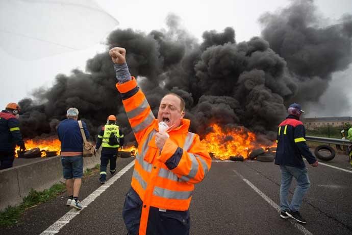 Empleados de Alcoa cortan la A8 en Ribadeo