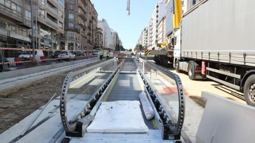 La remodelación de Gran Vía avanza con la instalación hoy de las rampas mecánicas