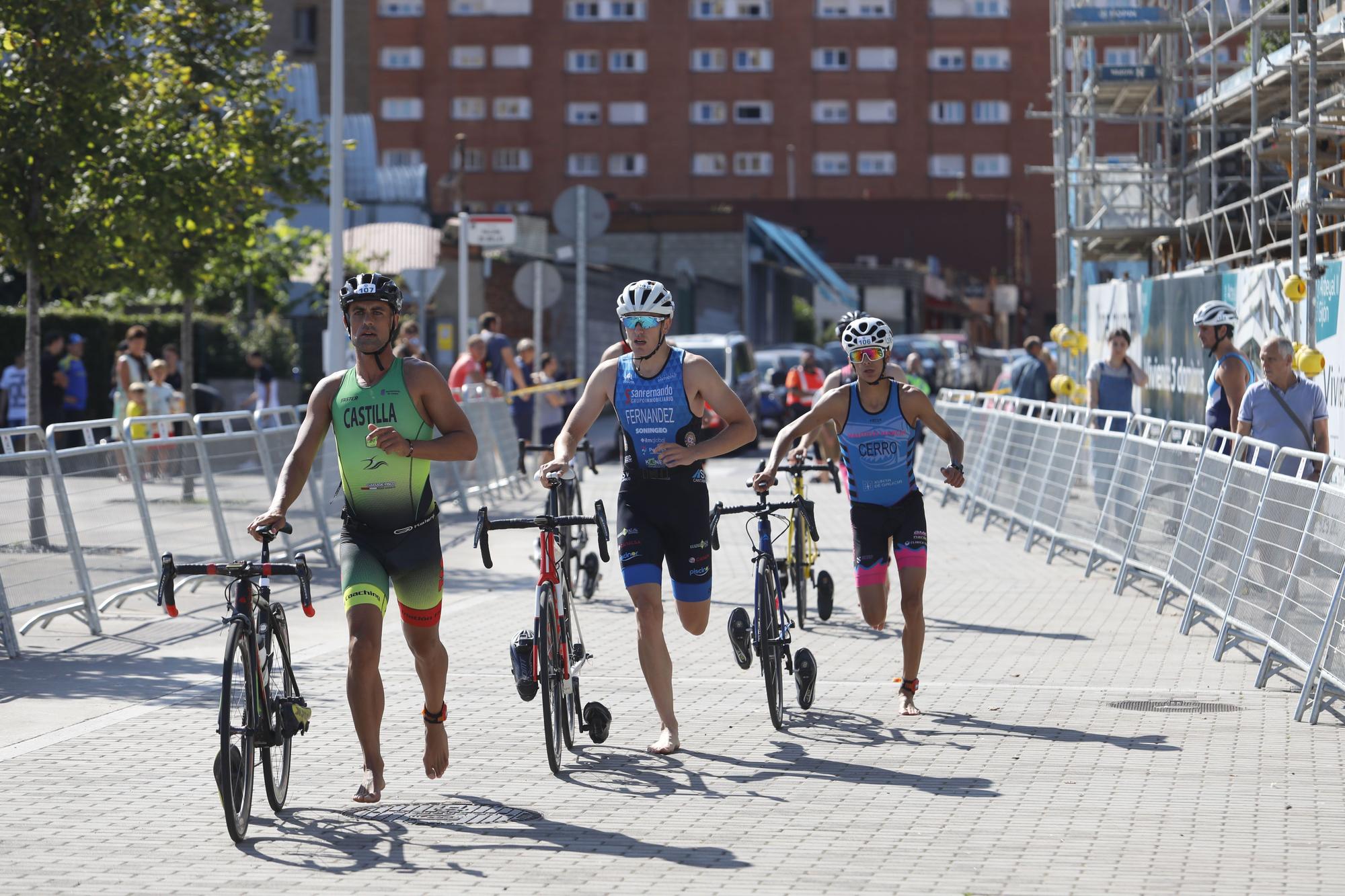 EN IMÁGENES: Barroso y Tenreiro ganan el triatlón del Santa Olaya