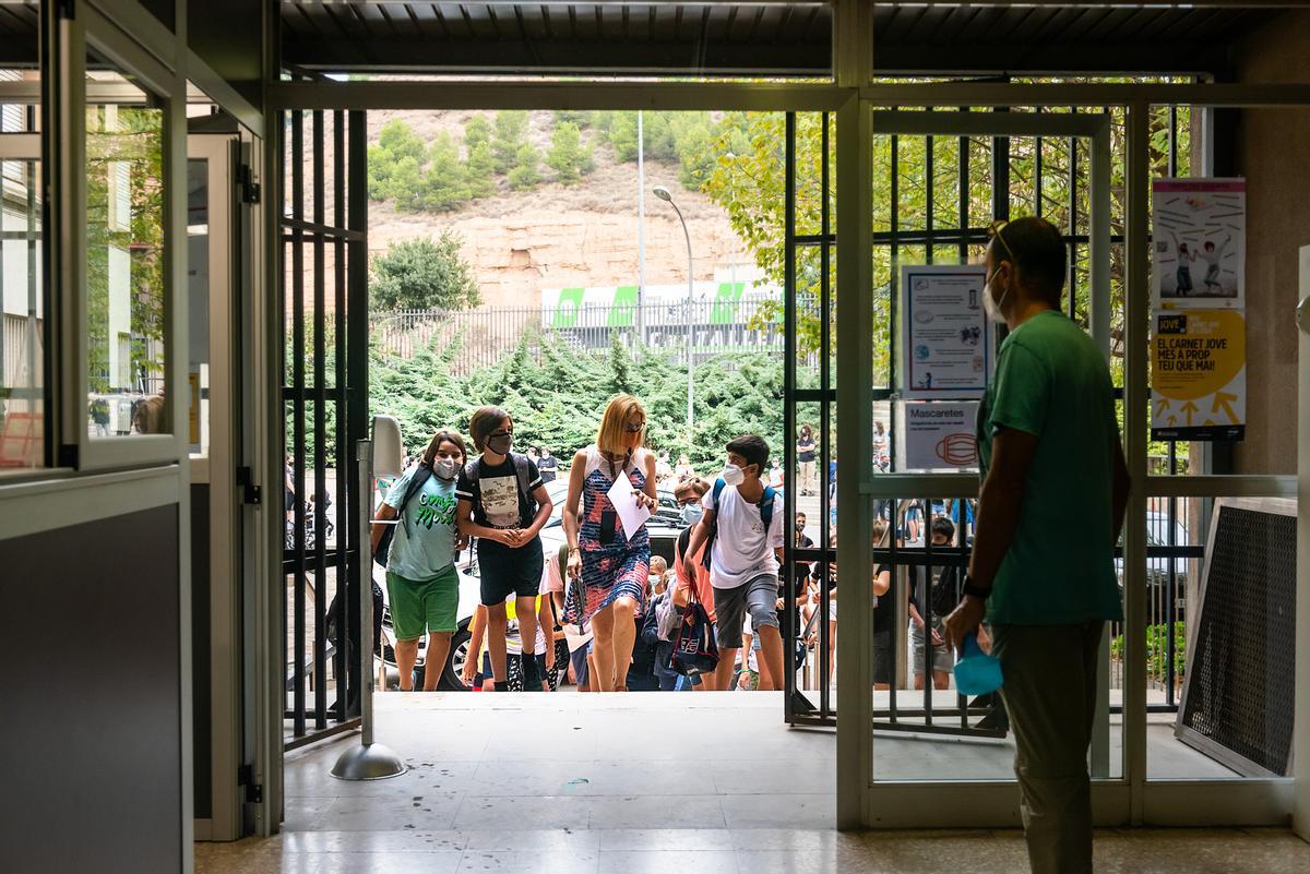 Imagen de la vuelta al cole en el Institut Joan Oró de Lleida.