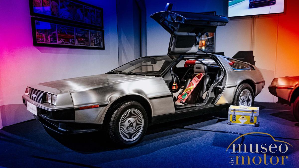 El icono que despierta sonrisas instantáneas: el DeLorean DMC-12, inmortalizado por Regreso al Futuro.