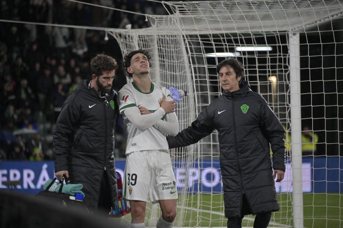 Héctor Fort, tras la acción de su lesión en el Elche-Rayo Vallecano.