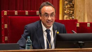 El nuevo presidente del Parlament, Josep Rull, sentándose por primera vez su puesto de honor.