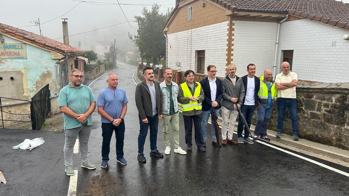 Visita a la finalización de la renovación integral del firme de la carretera entre Candín y La Camperona.